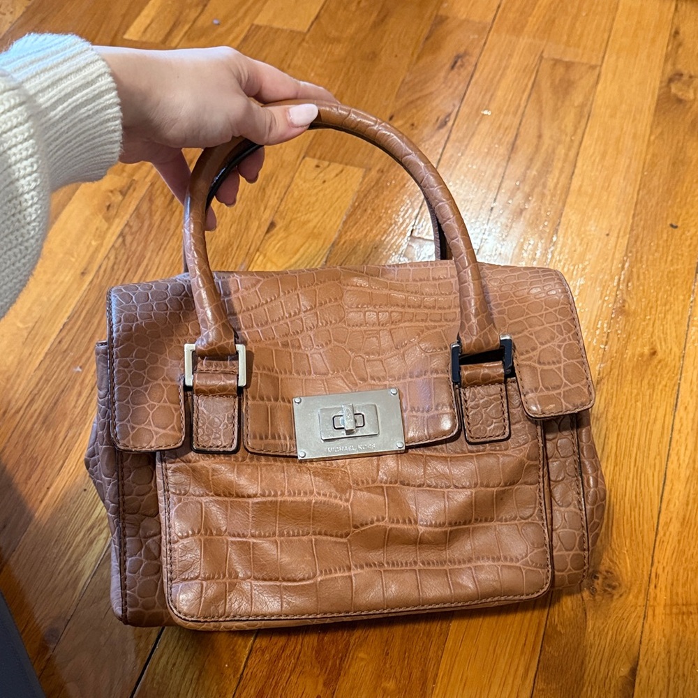 Michael Kors Brown Leather Crocodile Embossed Handbag with Shoulder Strap. 👜
